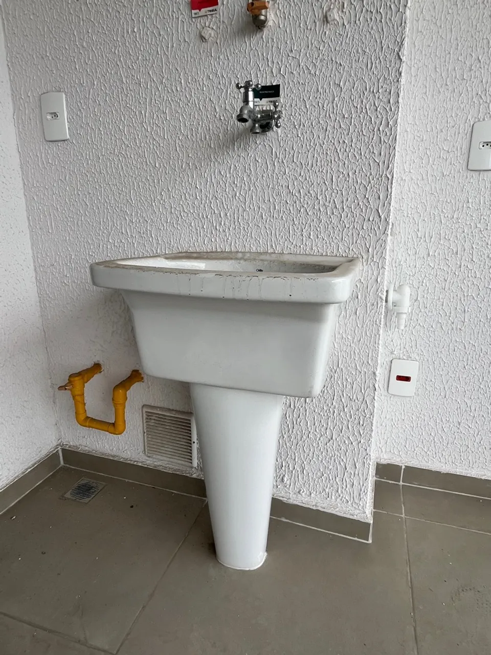 Tanque de cerâmica com coluna