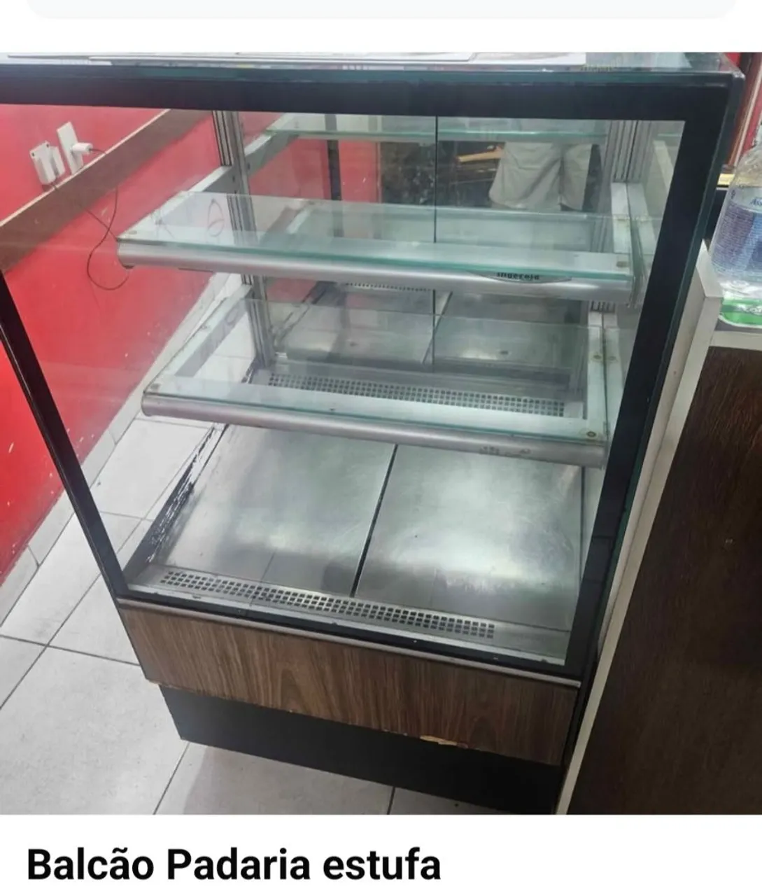 Bancada expositora de padaria com estufa