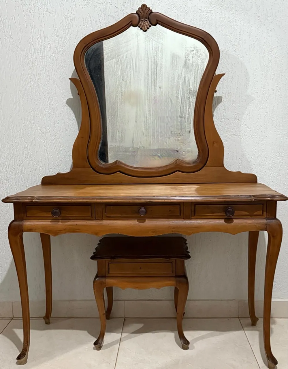 Penteadeira antiga com mesa de cabeceira - cheia de charme!