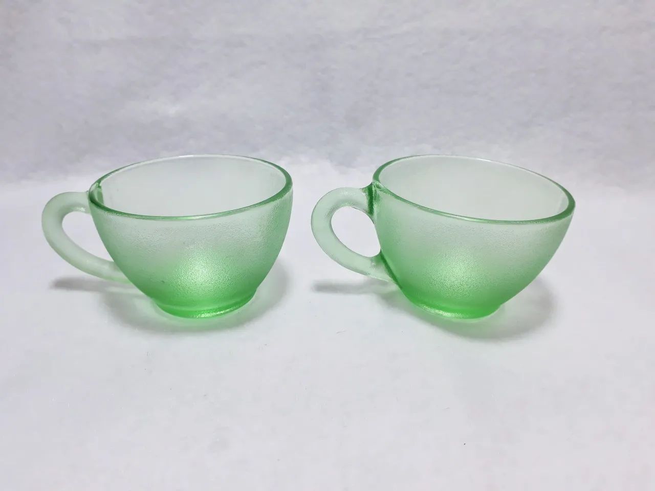 02 xícaras de vidro verde