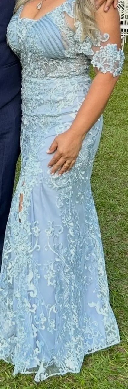 Vestido de festa azul claro com renda
