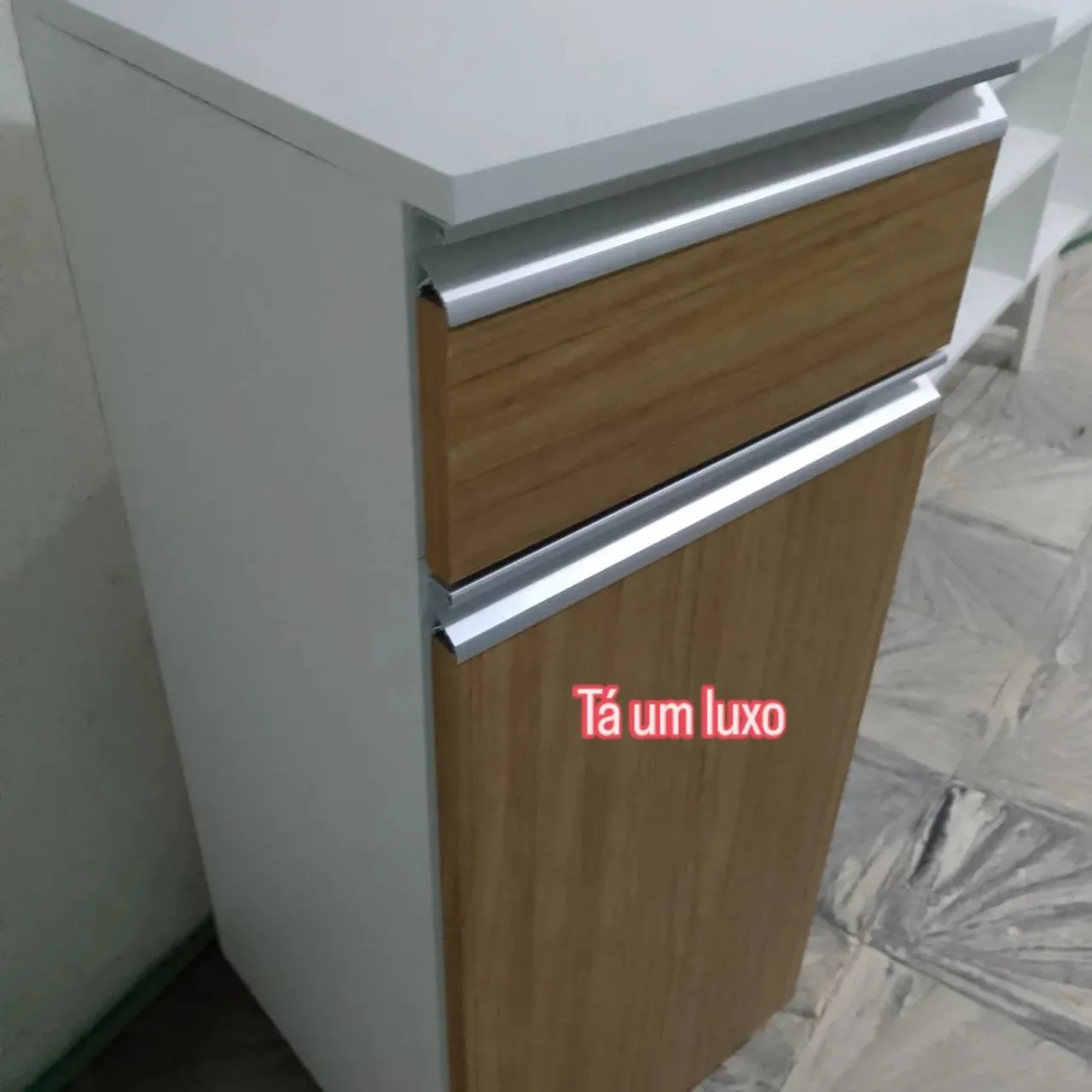 Armário auxiliar com porta e gaveta.