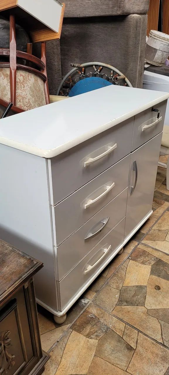 Armário com 05 gavetas e porta