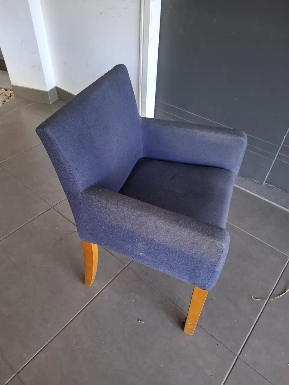 Poltrona confortável e elegante, está sem defeito só o tecido desbotado.