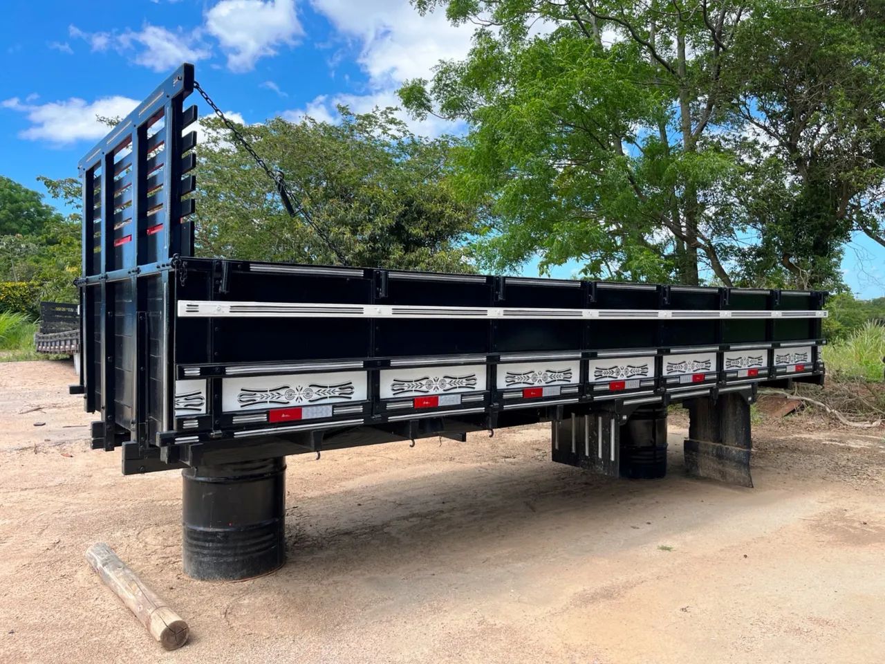 Carroceria de Madeira 5,50 metros caminhão 3/4 - Foto 3