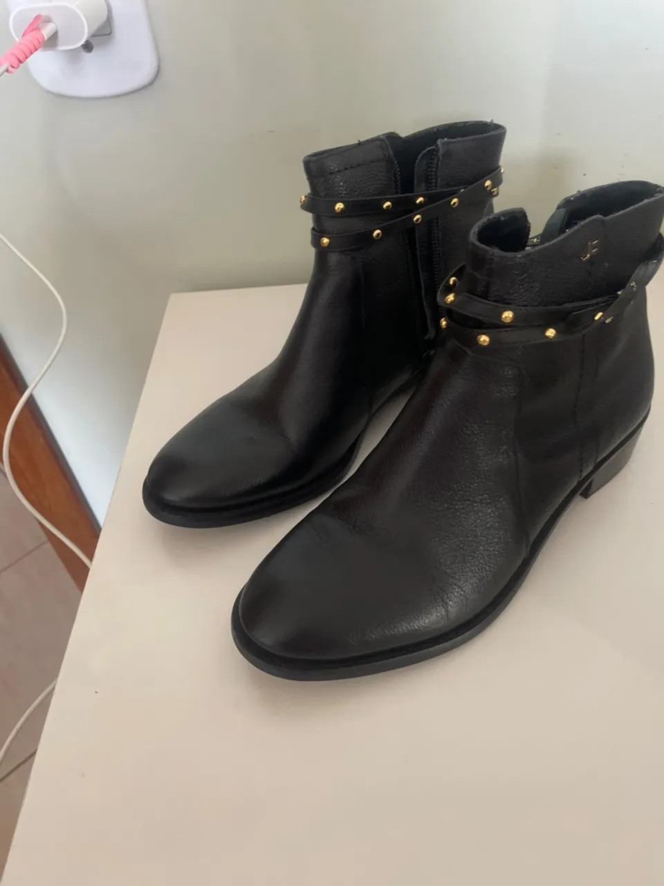 Bota em couro preta, nº35, usada 1 vez, acessório removível, cano curto.