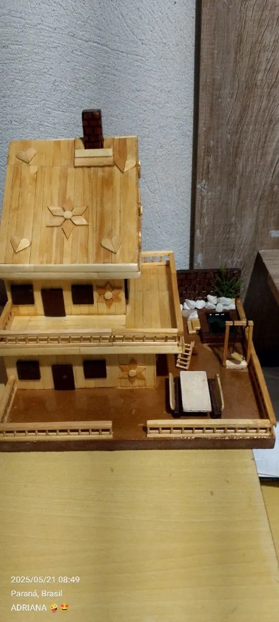 Miniatura de casa artesanal em madeira