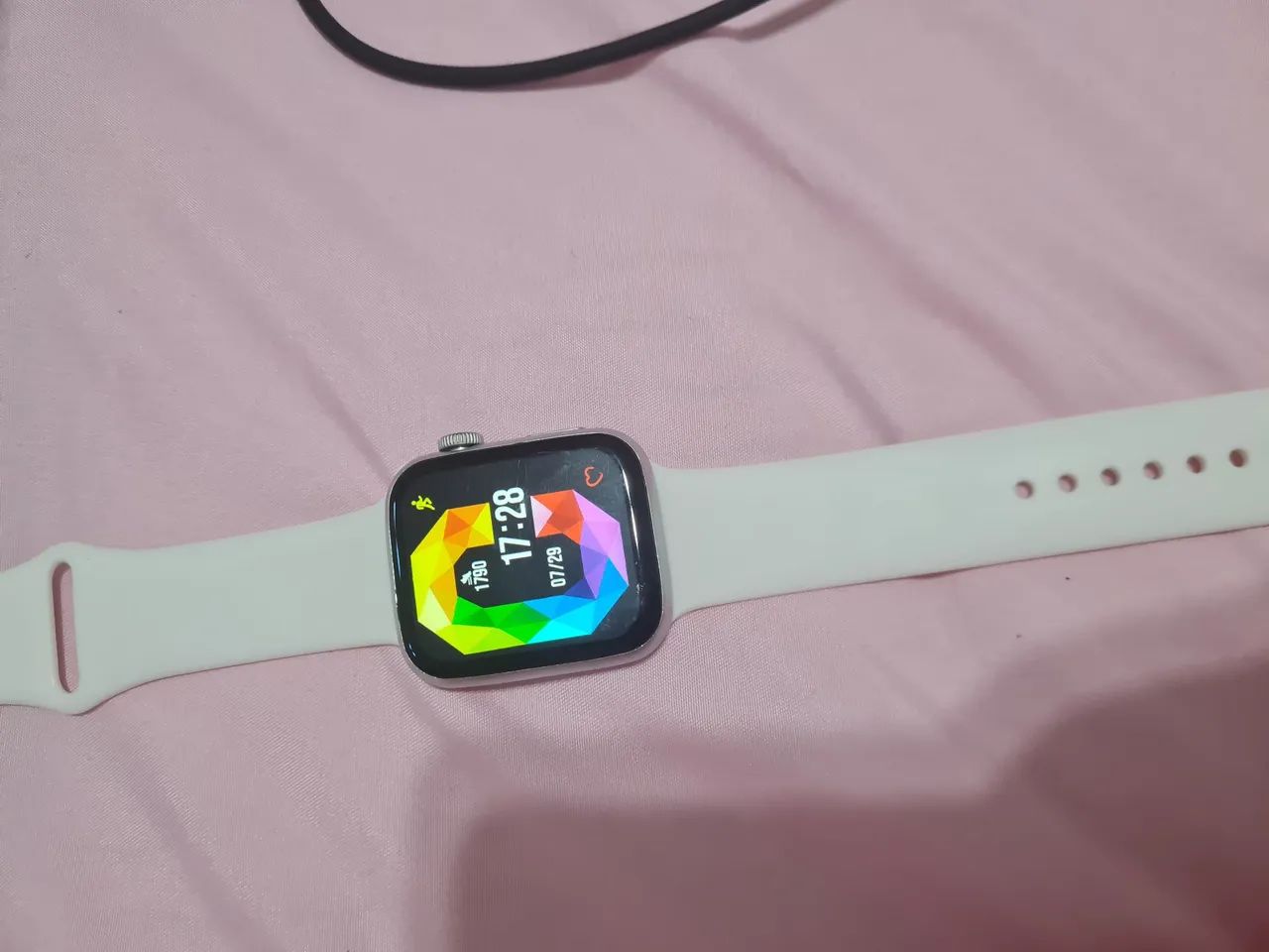 Smartwatch com tela colorida e design moderno
