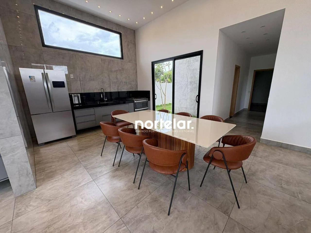 Casa nova semi mobiliada com 3 quartos , sendo 2 suítes, 4 banheiros, area Gourmet e Segur