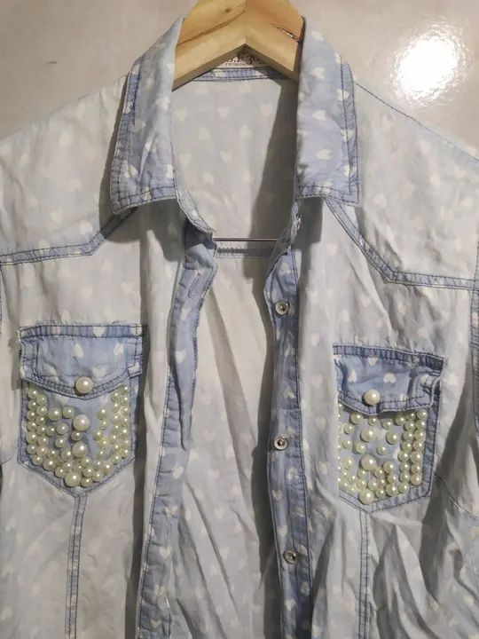 Camisa Jeans com Detalhes em Pérolas E modas - Foto 2