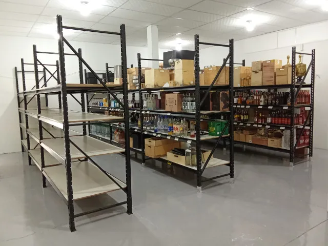 Prateleira para distribuidora de bebidas