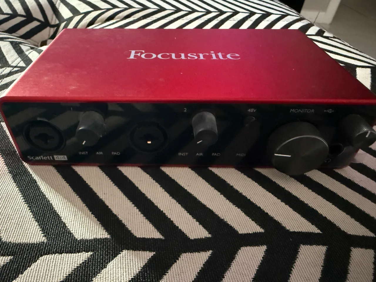 即発送 Focusrite scarlett 4i4 未使用 focusrite scarlett 4i4