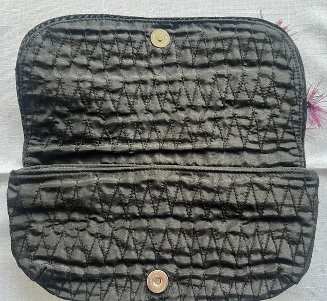 Clutch preta artesanal decorada com flores em tecido e fios vinho. - Foto 3