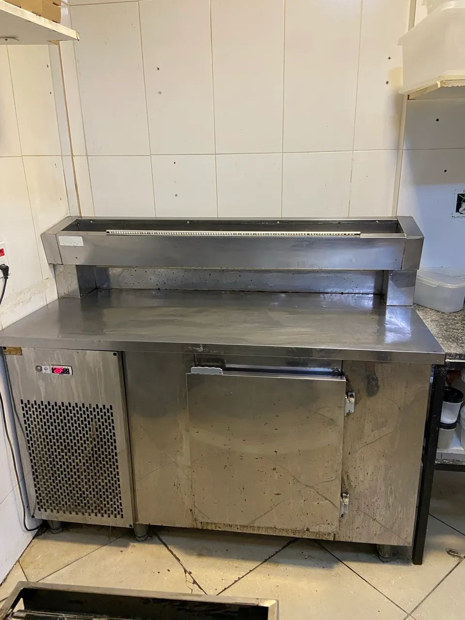 Balcão refrigerado com pista fria 