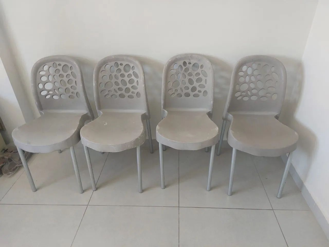 Vende-se mesa com 4 cadeira - Foto 2