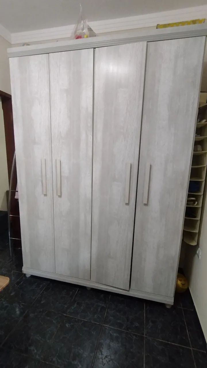 Guarda roupa 4 portas espaçoso 