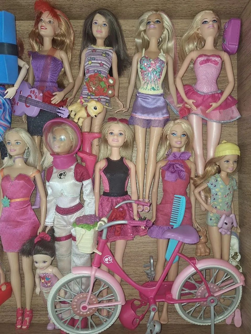 20 BONECAS da COLEÇÃO BARBIE e uma BICICLETA - Foto 3