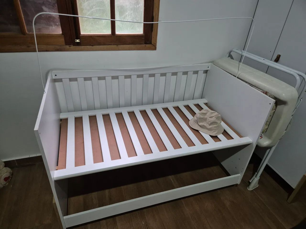 Berço de bebê, de madeira e armário para bebê 