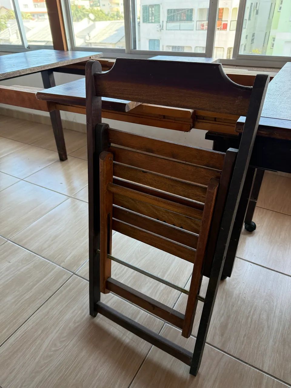 Conjunto de mesa extensível com cadeiras 