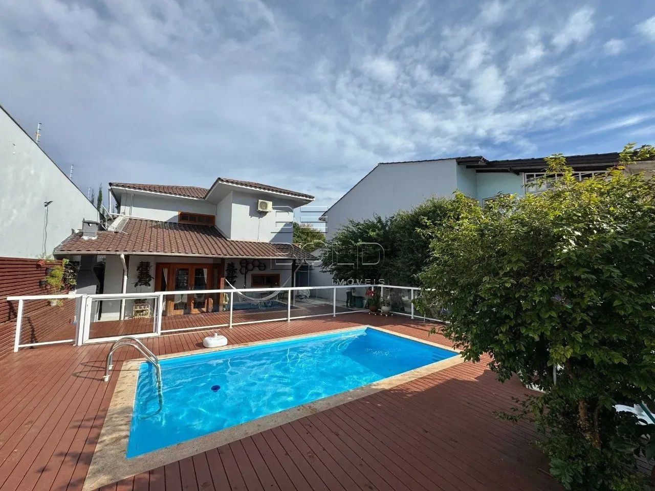 Casa com piscina e 3 dormitórios no Itaguaçu
