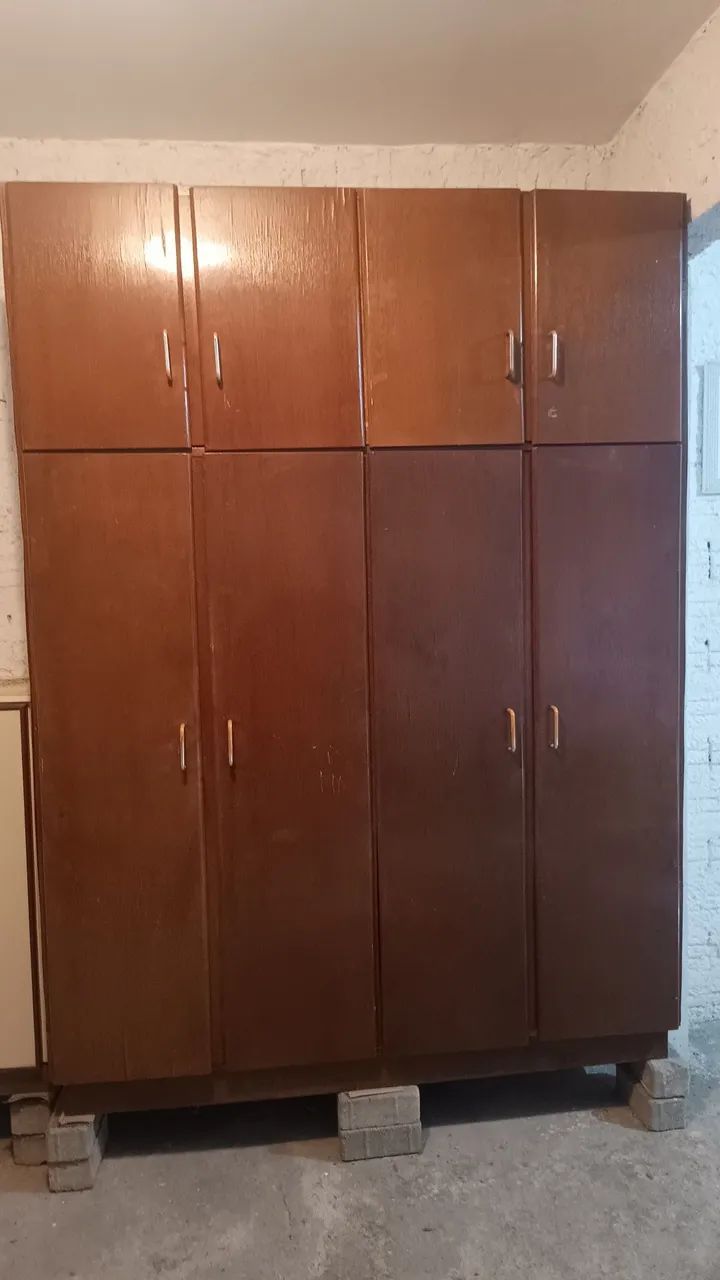Guarda roupa de madeira 
