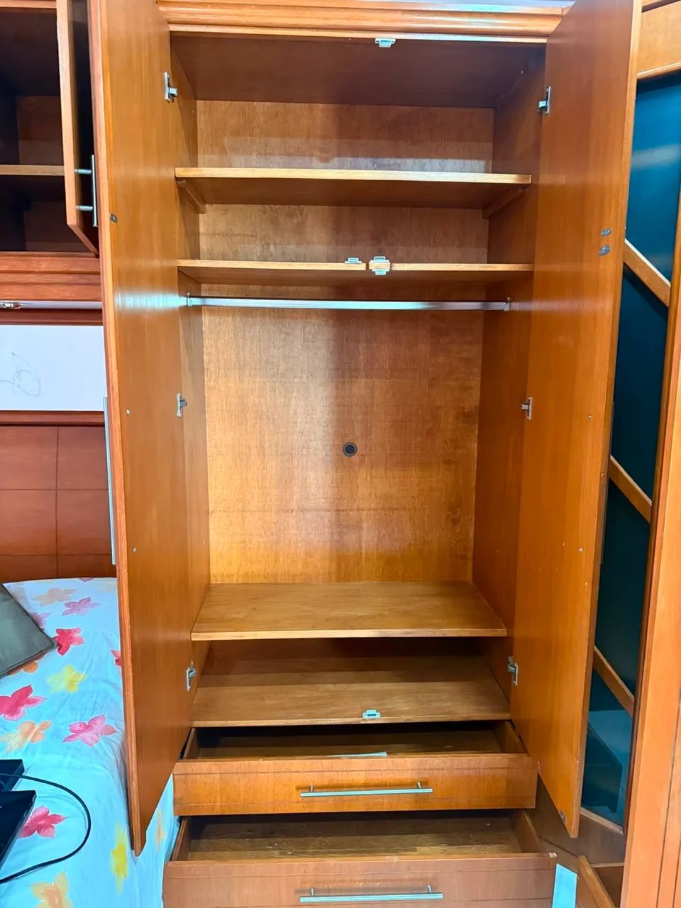 Vendo guarda roupa casal madeira  - Foto 3