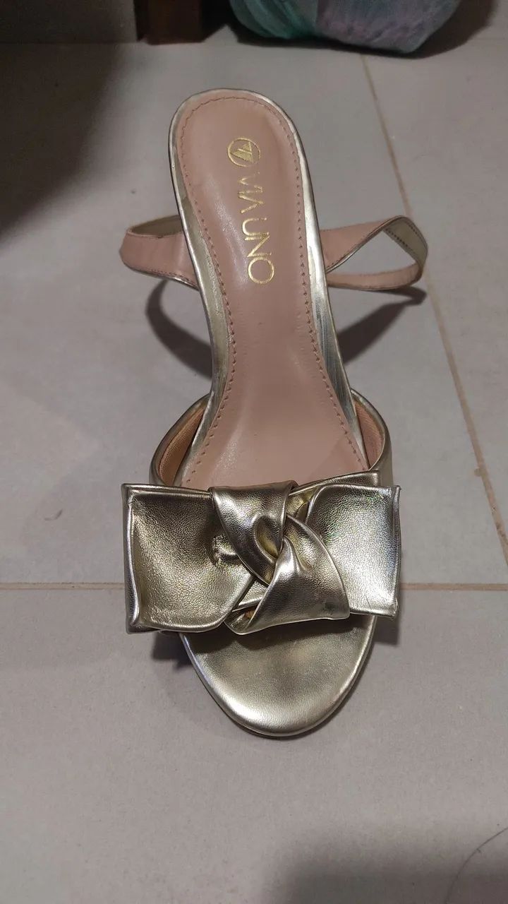 Sandália dourada com laço - Via uno - Foto 2