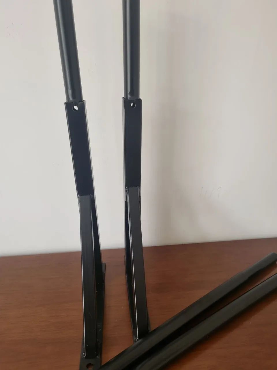 Barra fixa  de ferro  para parede.