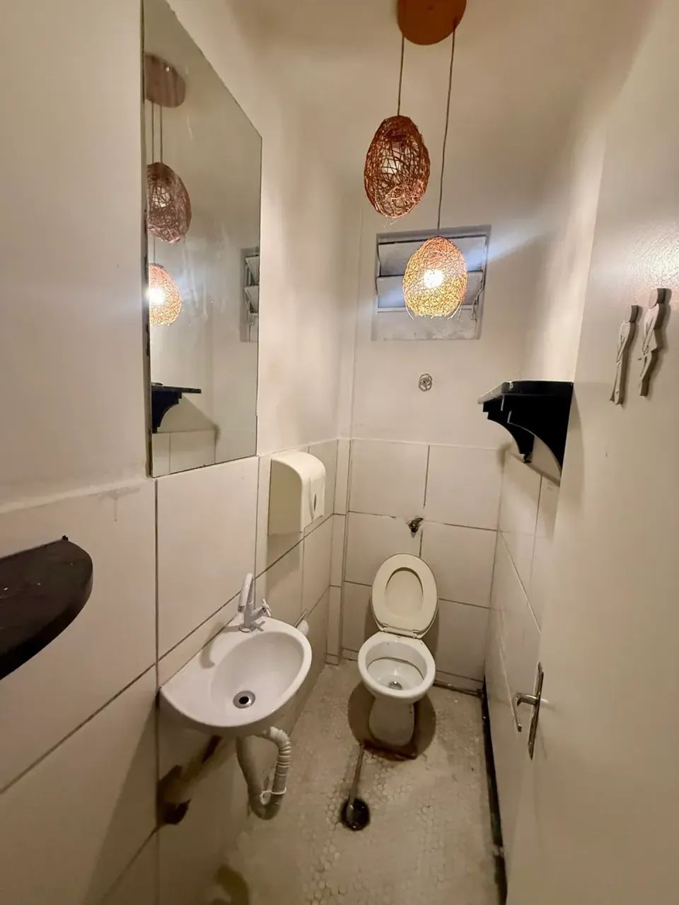 Sala com antesala e banheiro, Ed Maletta, clara e arejada, andar alto, frente elevadores. - Foto 3