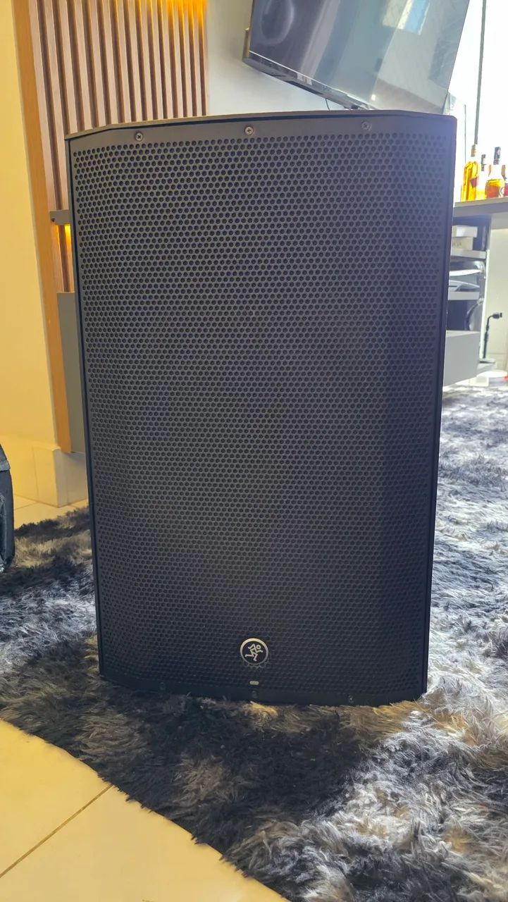 Caixa ativa Mackie thump 15A 1300w com bag