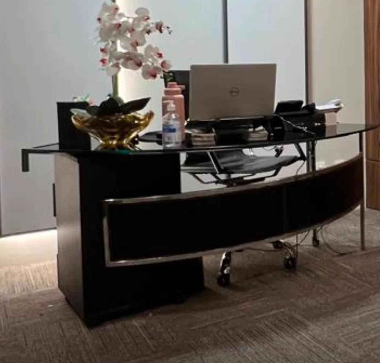 Mesa para recepção com vidro, aço e couro  - Foto 3