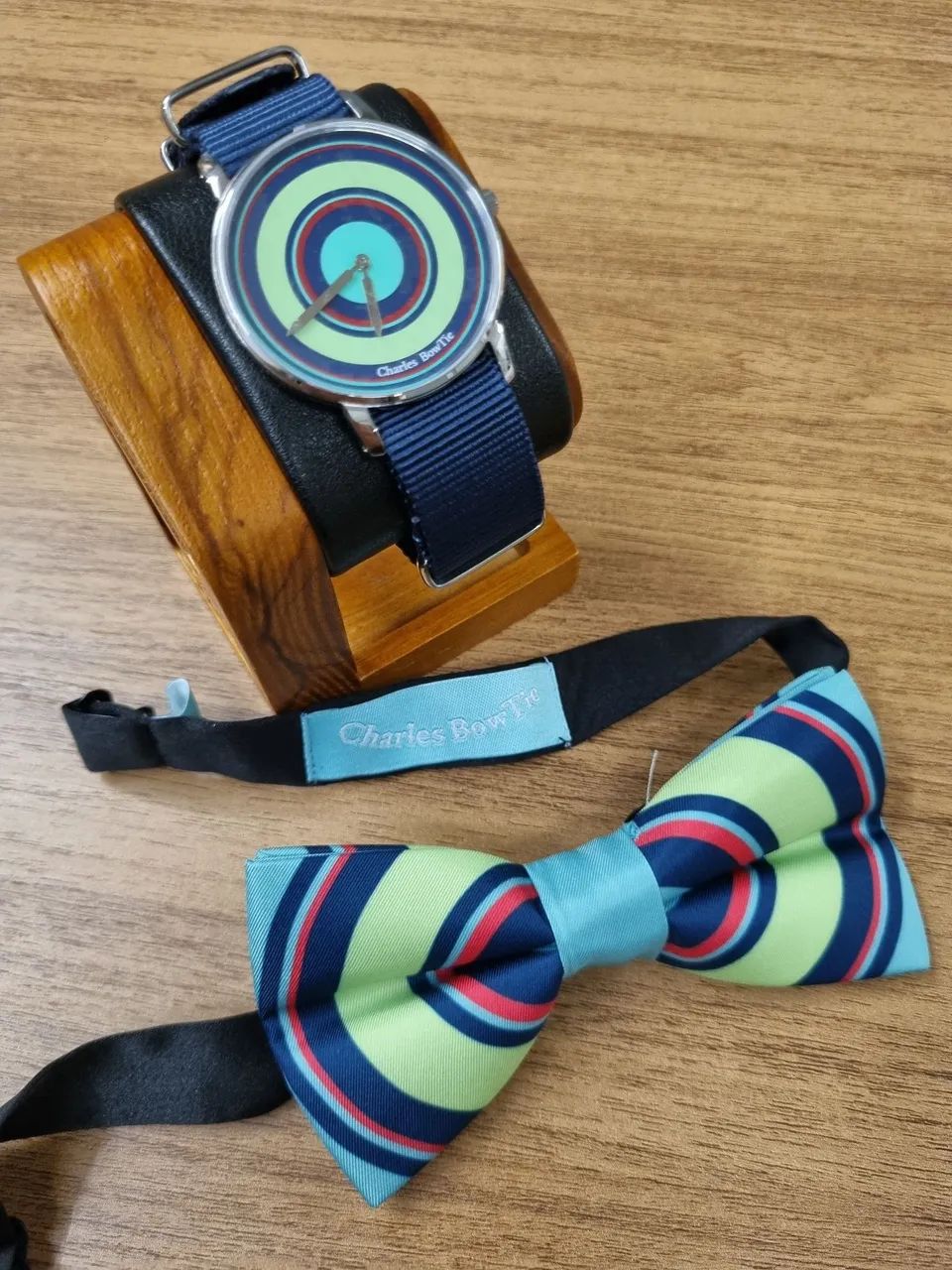 Kit de Relógio à Quartzo "Rainbow" + Gravata Borboleta Combinando da Charles Bowtie - Foto 2