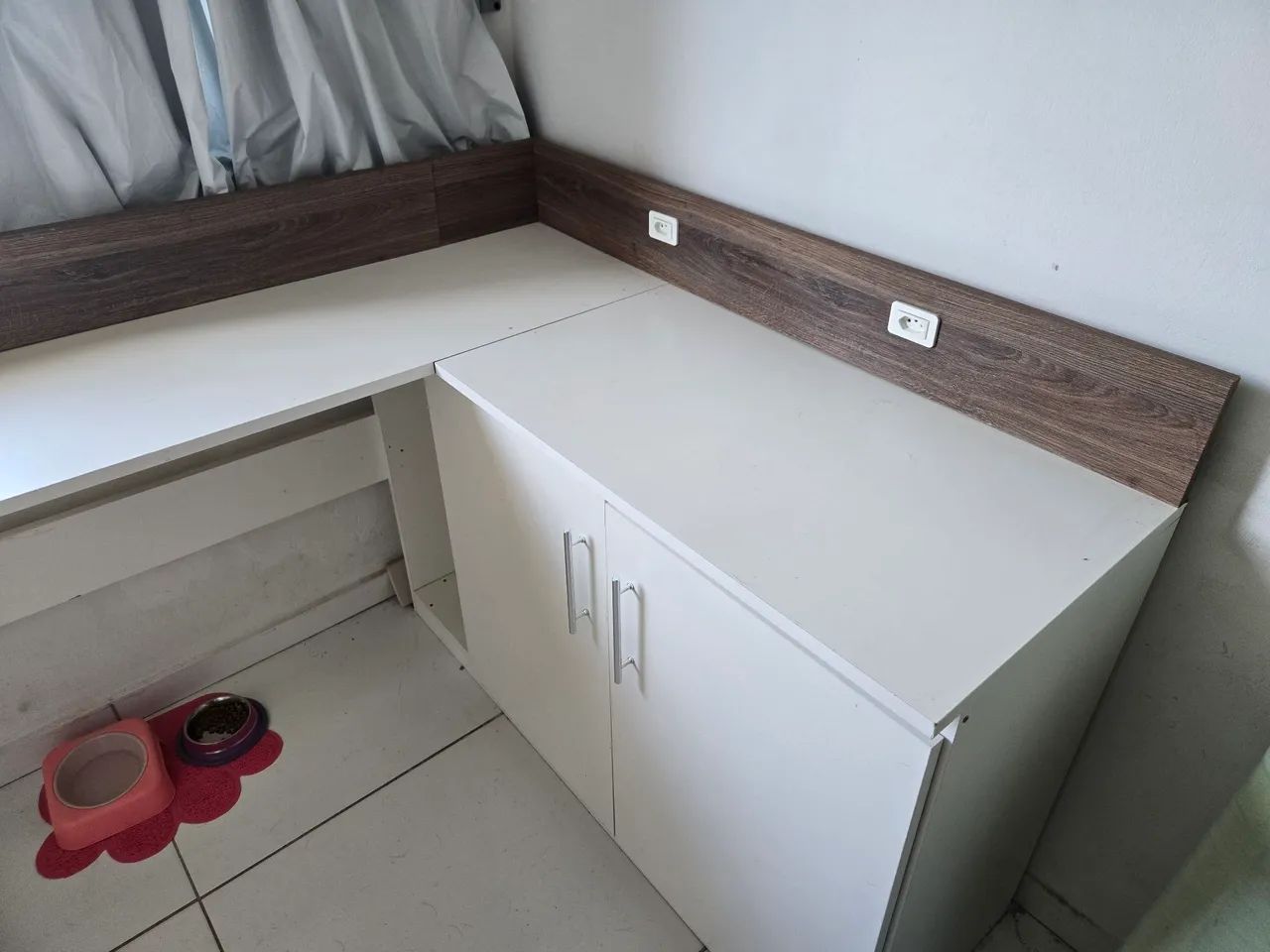 Mesa de computado com tomada