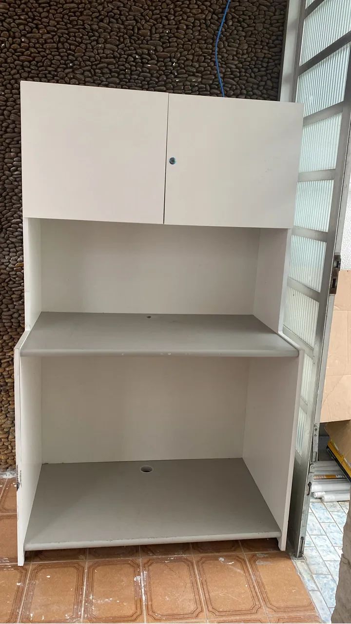 Armário branco com 2 portas 