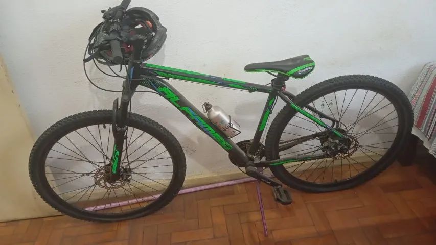02 "Montain Bike" Uma é nova e a outra usada