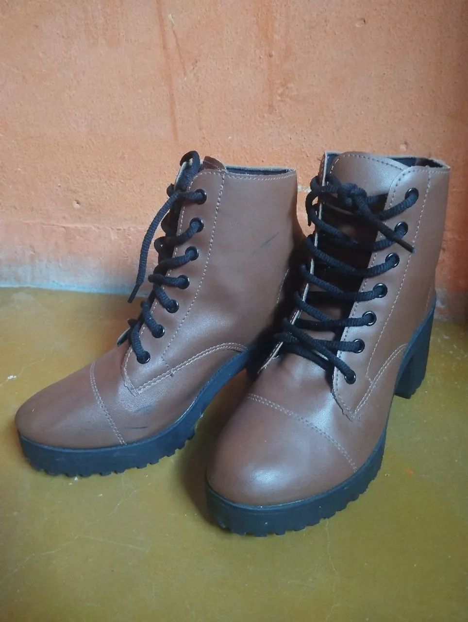 Botas de couro sintético, pouco uso com apenas algumas manchas na lateral, confortável!.