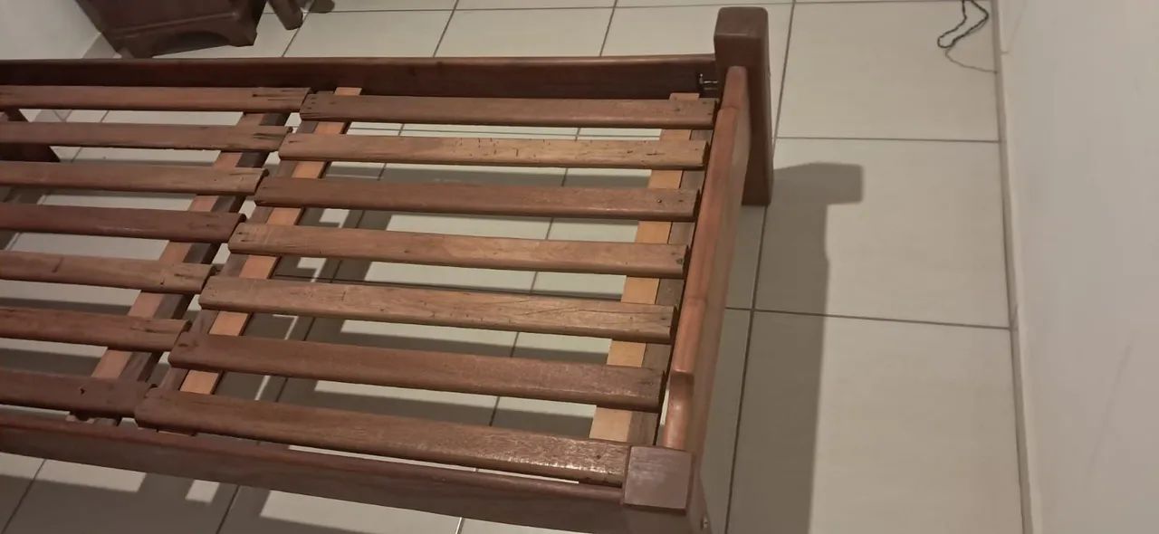 Cama estilo romântico em mogno  - Foto 2