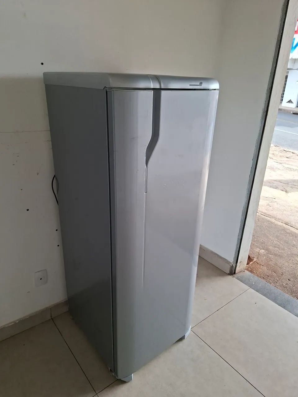Freezer vertical Electrolux 220v - Foto 2
