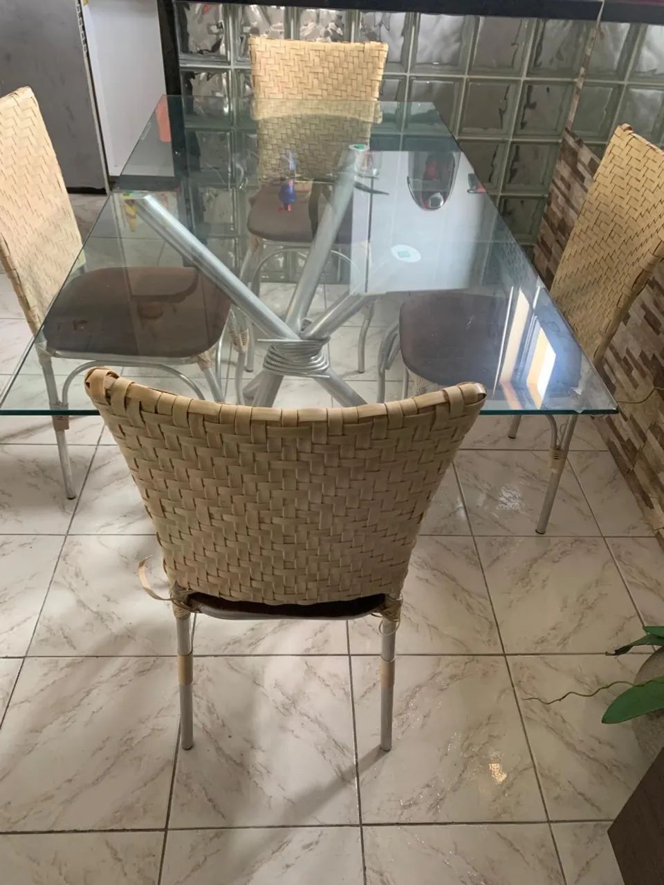 Mesa de jantar com 4 cadeiras