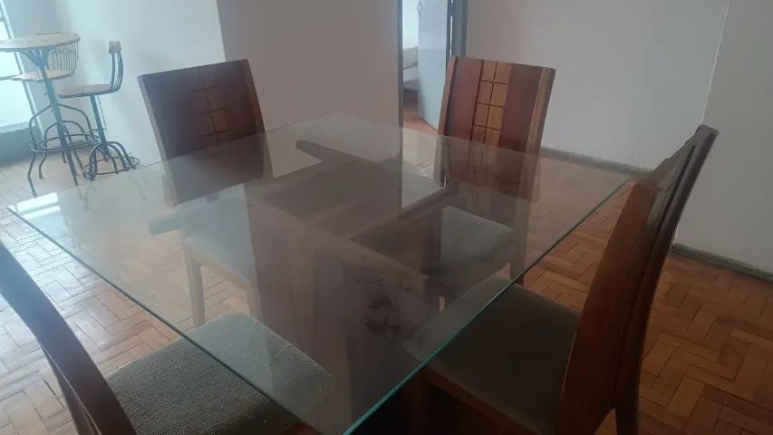 MESA DE JANTAR QUADRADA COM 4 CADEIRAS 