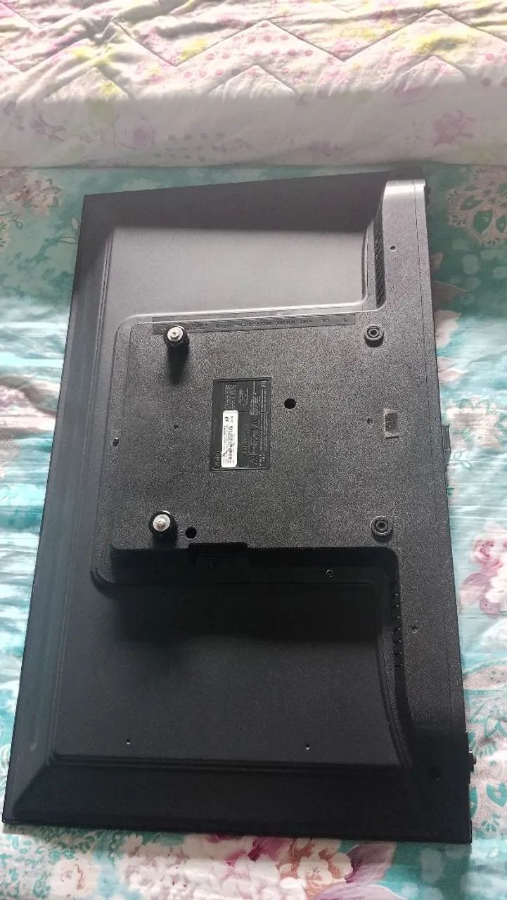 Vende-se uma tv smartv de 32 polegadas troco uma baike de aro 29 a depender do estado.