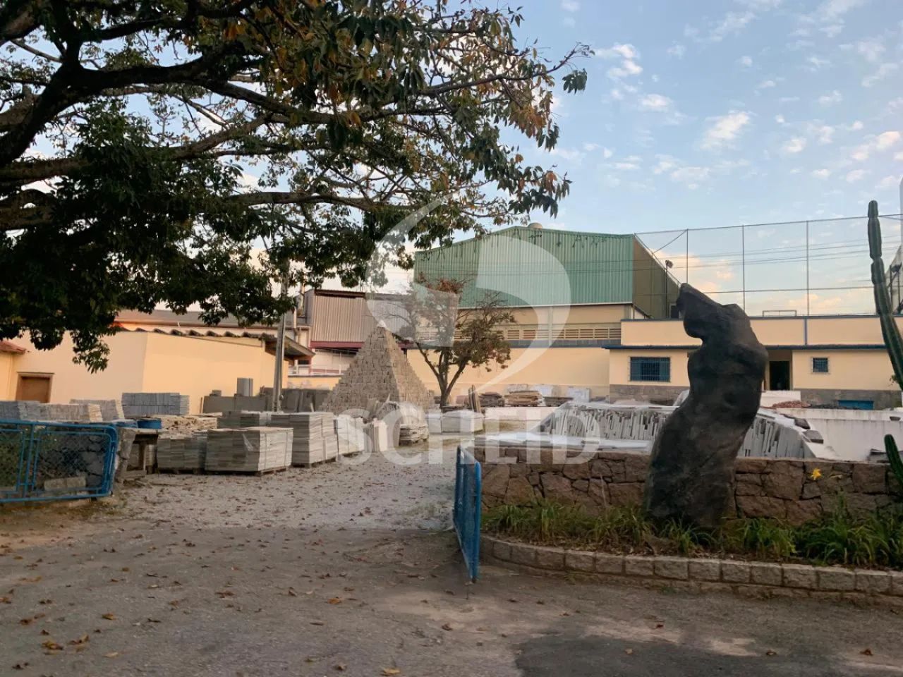 Terreno Comercial á Venda em Interlagos com 3.523m².