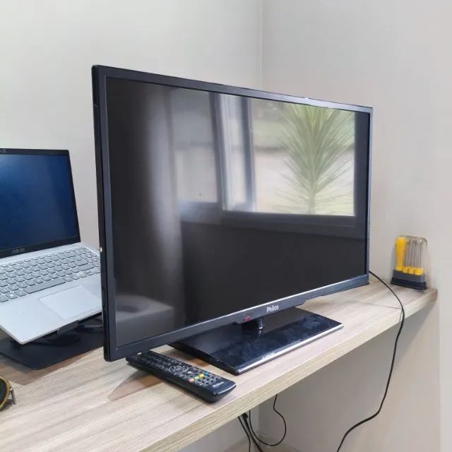 TV Philco 32" com Controle e Base - Perfeito Estado