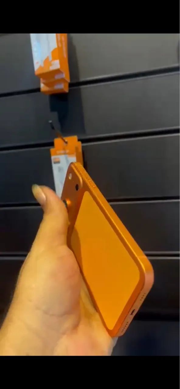 iPhone XR na carcaça do 17 Pro