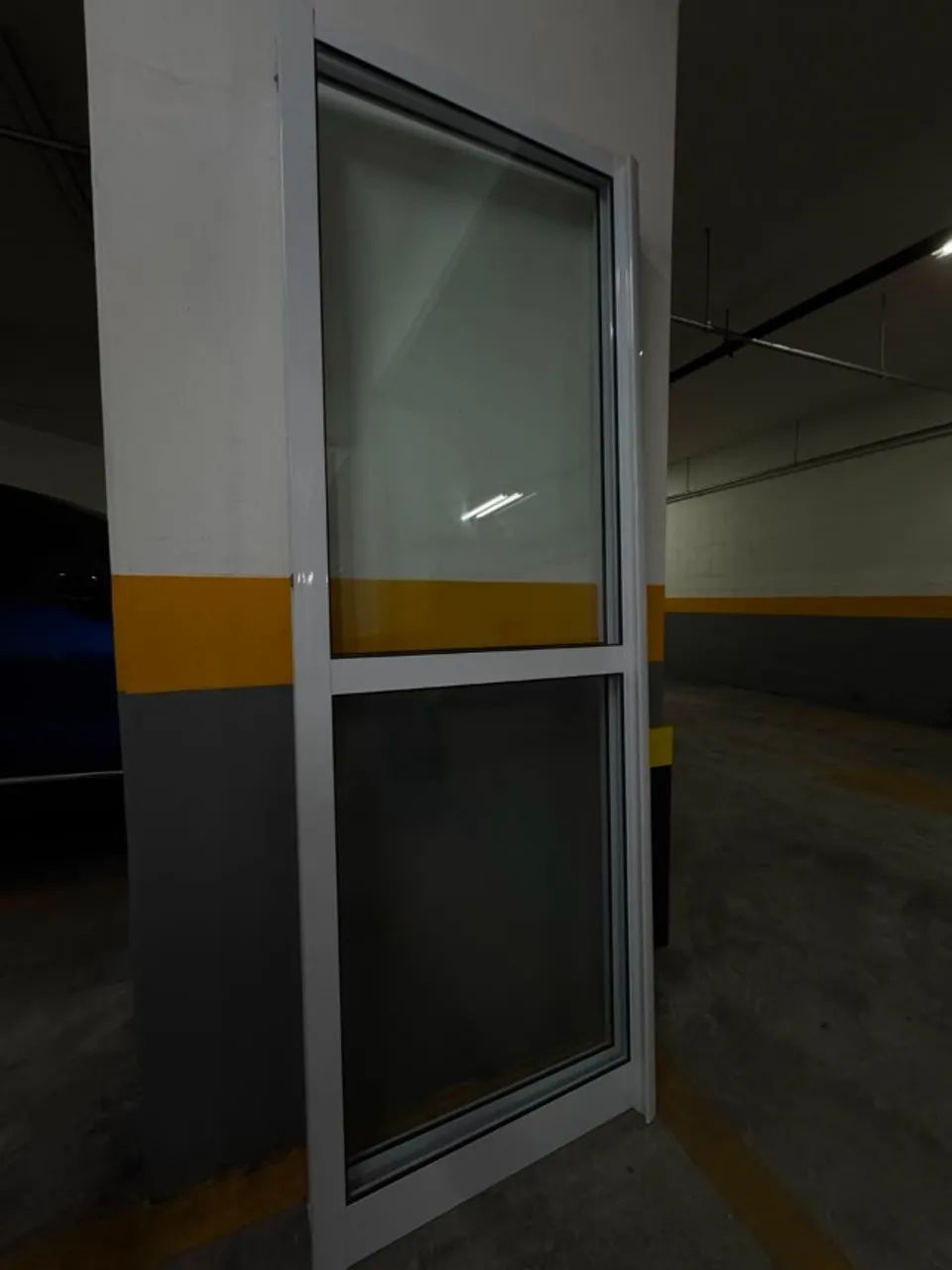 Portas de correr metálicas brancas com vidro
