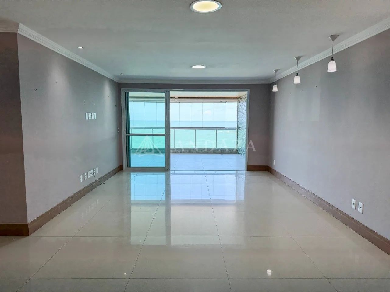 Exclusividade à beira-mar! 3 suítes e 255 m² com lazer de altíssimo padrão! - Foto 2