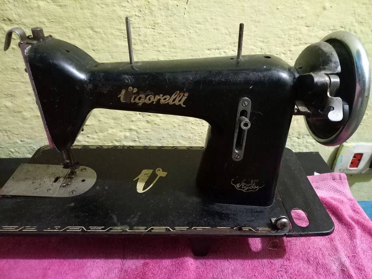 Vendo 2 máquina de costura vigorele por 180 reais em bom estado