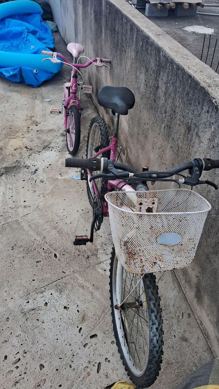 Bicicletas usadas paradas - Foto 4