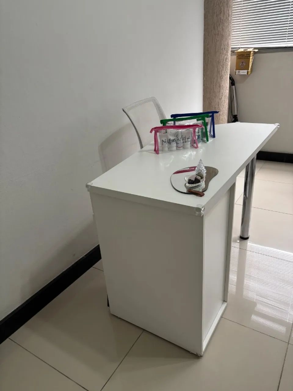 Mesa escritório em MDP e pé cromado + cadeira de brinde - Foto 2