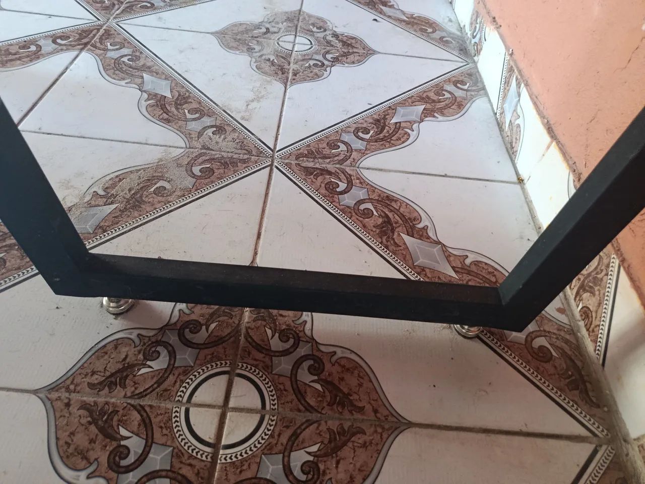 Mesa de vidro com base de ferro. - Foto 3